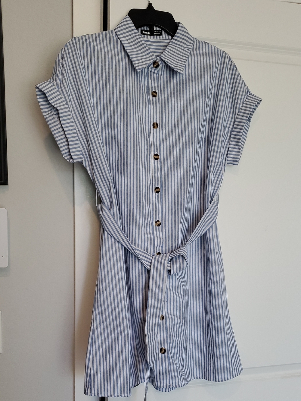 BUTTOM CLOSURE, REMOVABE BELT, SHORT SLEEVE DRESS/LONG BLOUSE